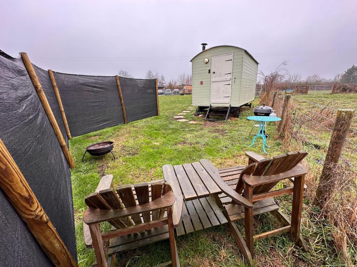Buzzard Holt Hosting Hotel Buckingham Bagian luar foto